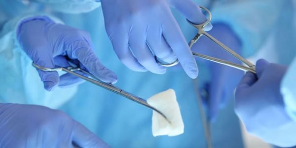 Truffano il Sistema sanitario operando finti tumori, ma è chirurgia plastica