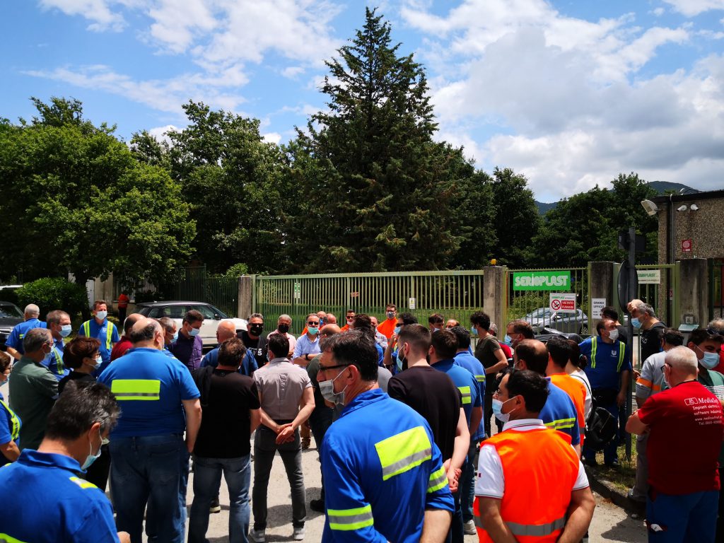 Gli operai in assemblea ricordano Domenico, in giornata l’autopsia