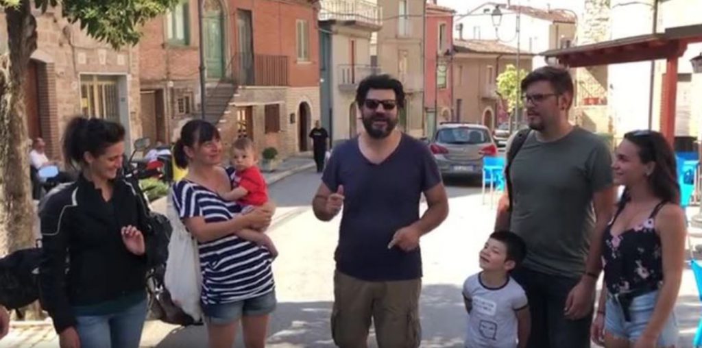 Regalati il Molise, un successo: i primi turisti lasciano il borgo tra abbracci e commozione