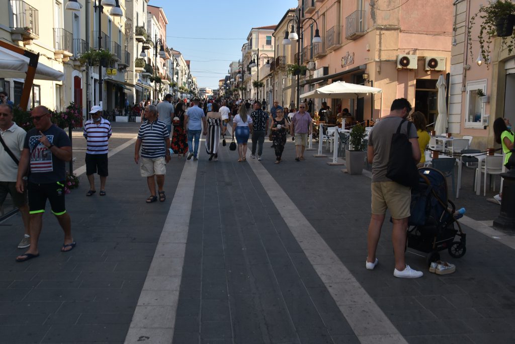 Termoli, ragazzo ubriaco aggredisce titolari del bar e tre agenti