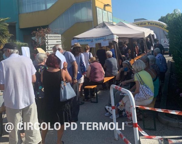«A…bbronzatissimi in fila sotto il sole all’ospedale San Timoteo»