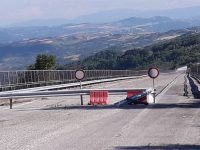Un varco nella barriera sul Sente, transito clandestino sul ponte chiuso da quasi due anni