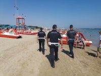 Campomarino, venditore abusivo di pesce stangato dai Vigili al lido