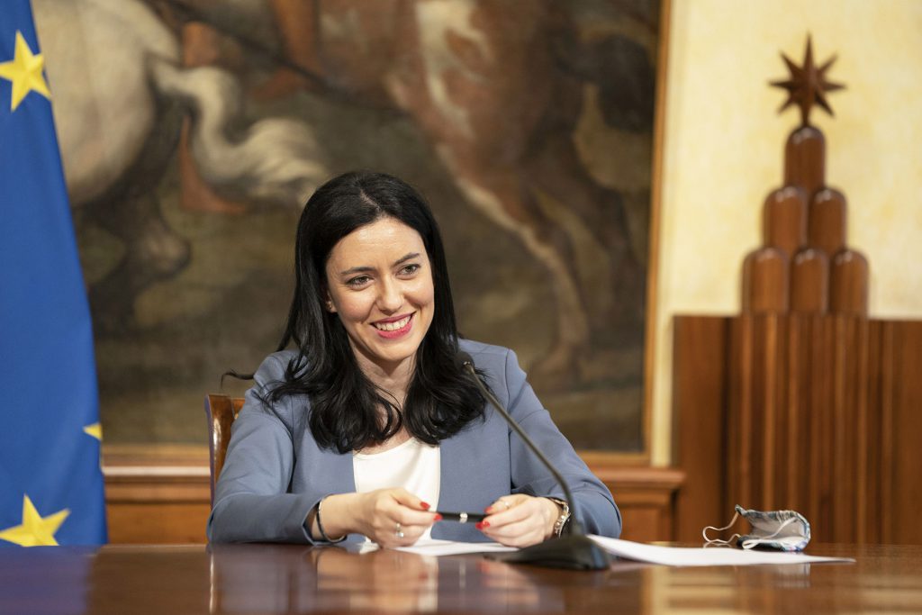 Azzolina apre una «pagina nuova: in classe e in sicurezza»