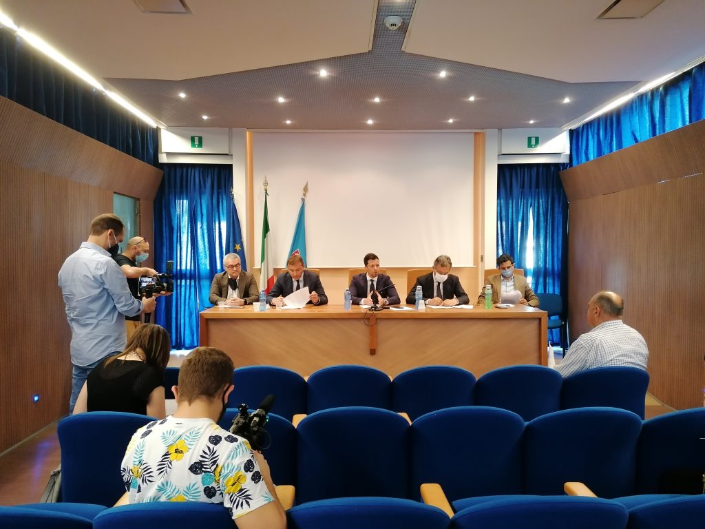 Il M5s tenta la spallata al centrodestra: 2 anni di litigi e fallimenti, è ora di staccare la spina