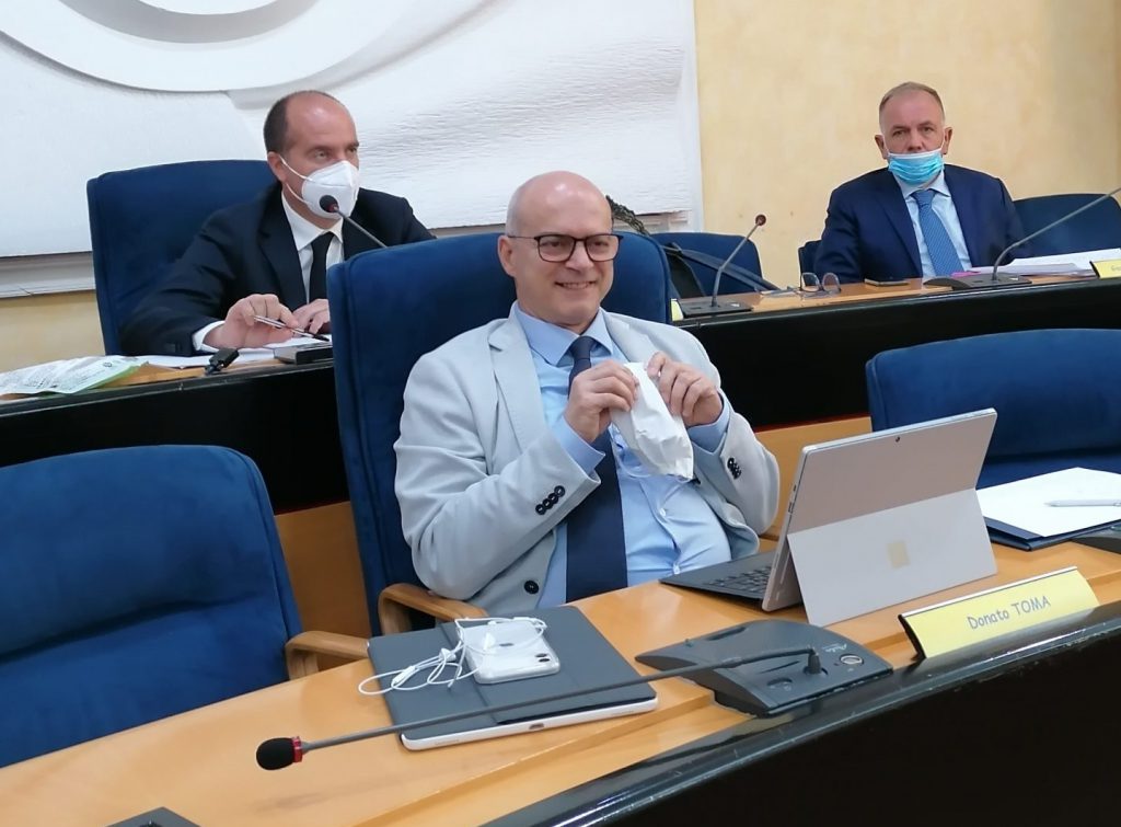 Toma derubrica i dissensi a dissonanze e riapre le braccia a Michele Iorio