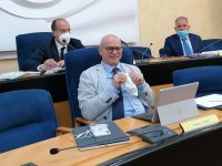 Toma derubrica i dissensi a dissonanze e riapre le braccia a Michele Iorio