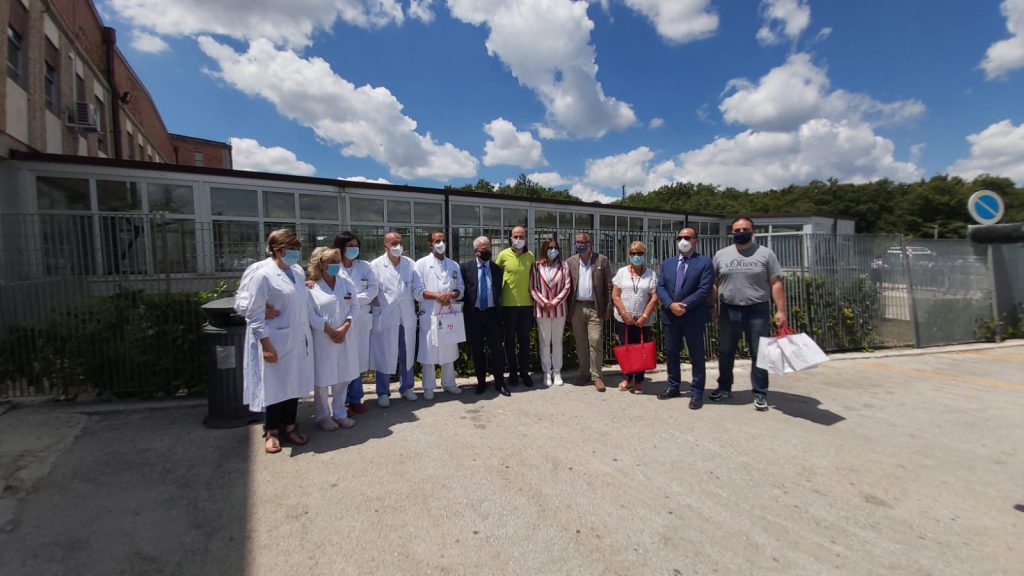 Oncologia, 18 parrucche donate a chi affronta la ‘partita’ della vita