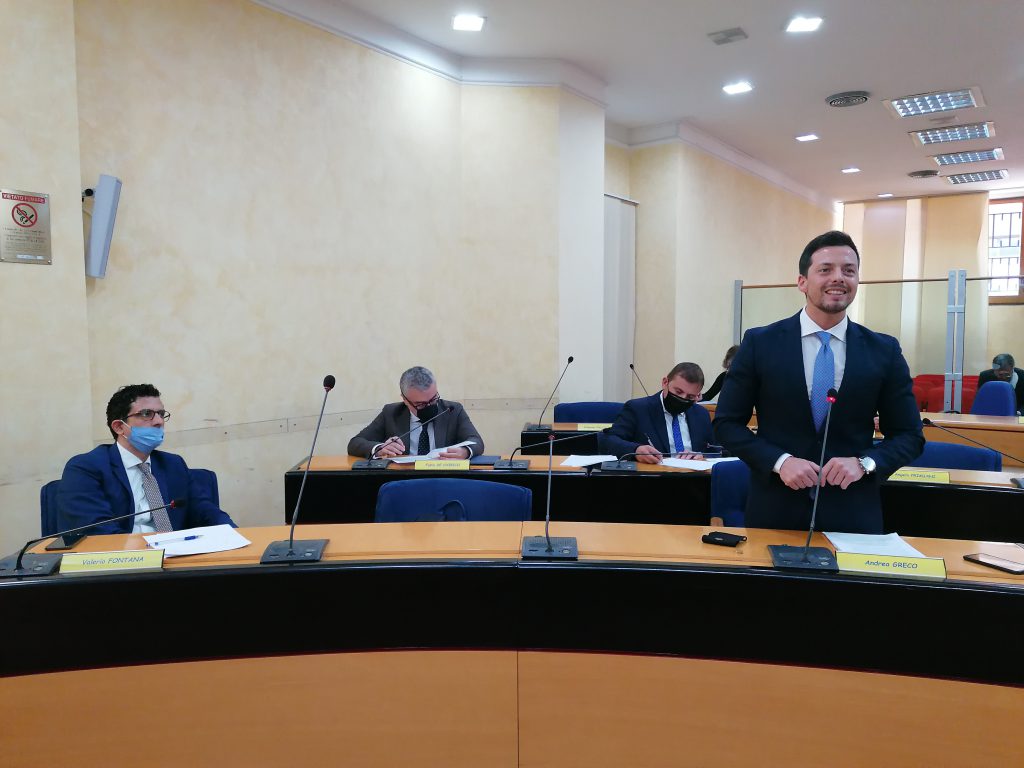 Ipocriti e senza dignità, 5s e Pd vanno giù duro col centrodestra: «La legislatura si regge solo grazie a regalie, poltrone e deleghe»