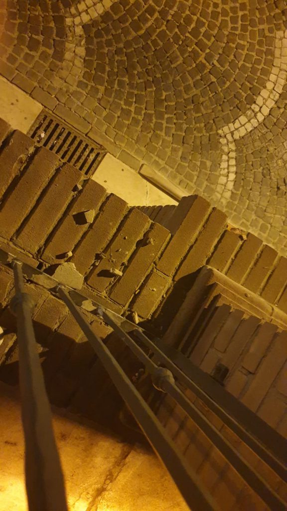 Termoli, staccano pezzi di colonna per lanciarli sulle auto