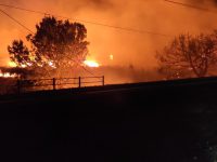 Il fuoco paralizza A14, ferrovia e statale 16