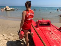 Campomarino, una 35enne finisce nella buca in mare: salvata dal bagnino
