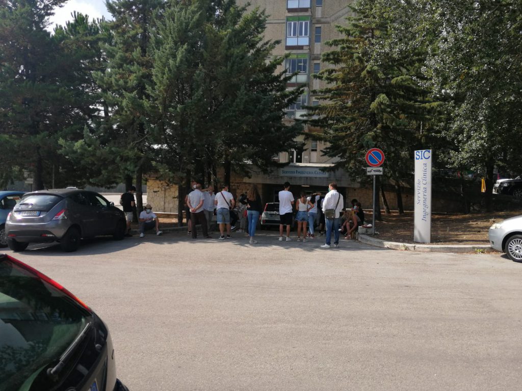 Ancora un bollettino senza contagi, ma raddoppiano i ricoveri al Cardarelli