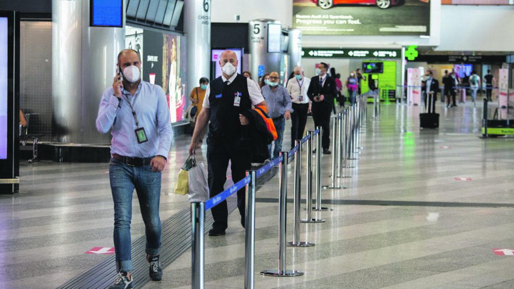 Sei contagi, il conto sale a 50: due cluster Grecia, anziana ricoverata al Cardarelli