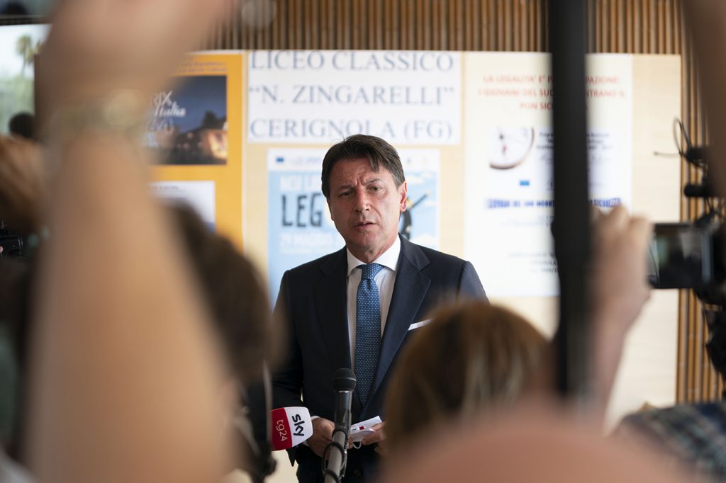 Migranti sfuggono alla sorveglianza sanitaria, pugno duro di Conte