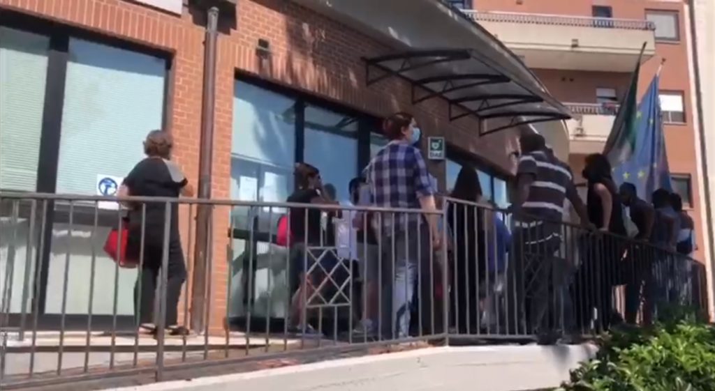 Isernia, in fila all’Agenzia delle Entrate: il distanziamento è un ‘optional’