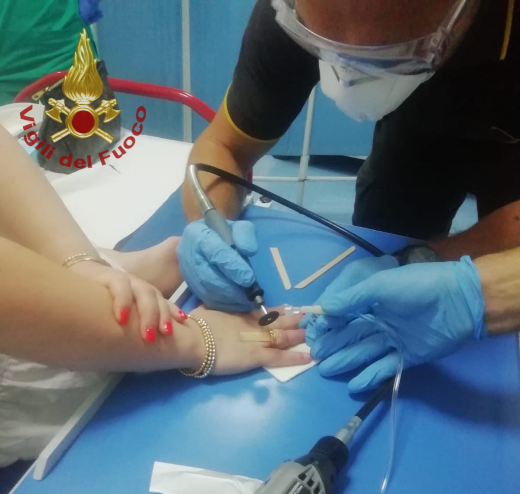 Isernia, la fede nuziale non esce più e va in ospedale: necessario l’intervento dei Vigili del fuoco