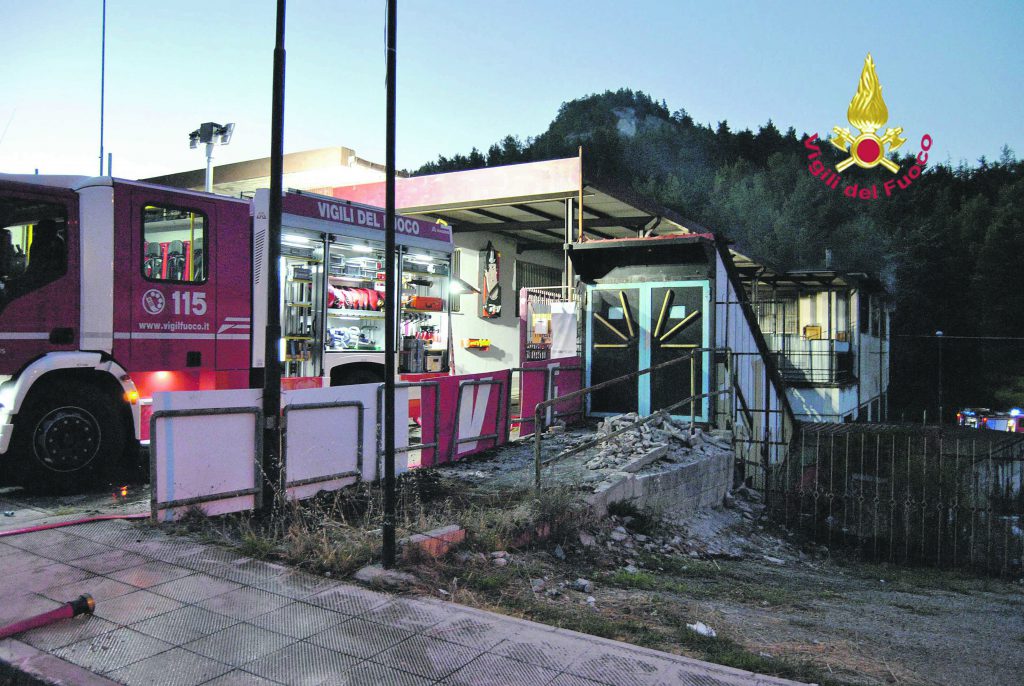 Campobasso, magazzino distrutto dalle fiamme: paura in via Garibaldi