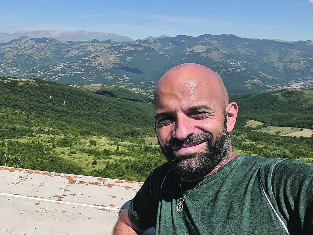 «Terra meravigliosa»: dai monti al lago di San Vincenzo, la vacanza di Luca Trapanese e Alba in Molise