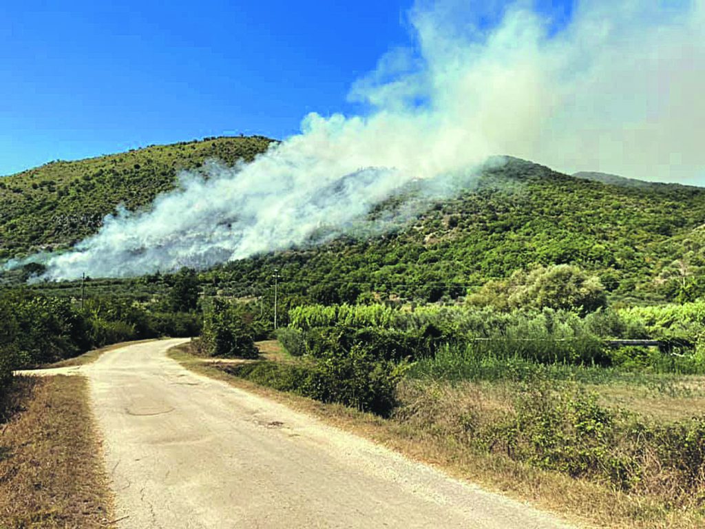 Incendio, dopo 24 ore domate le fiamme su monte Stincone