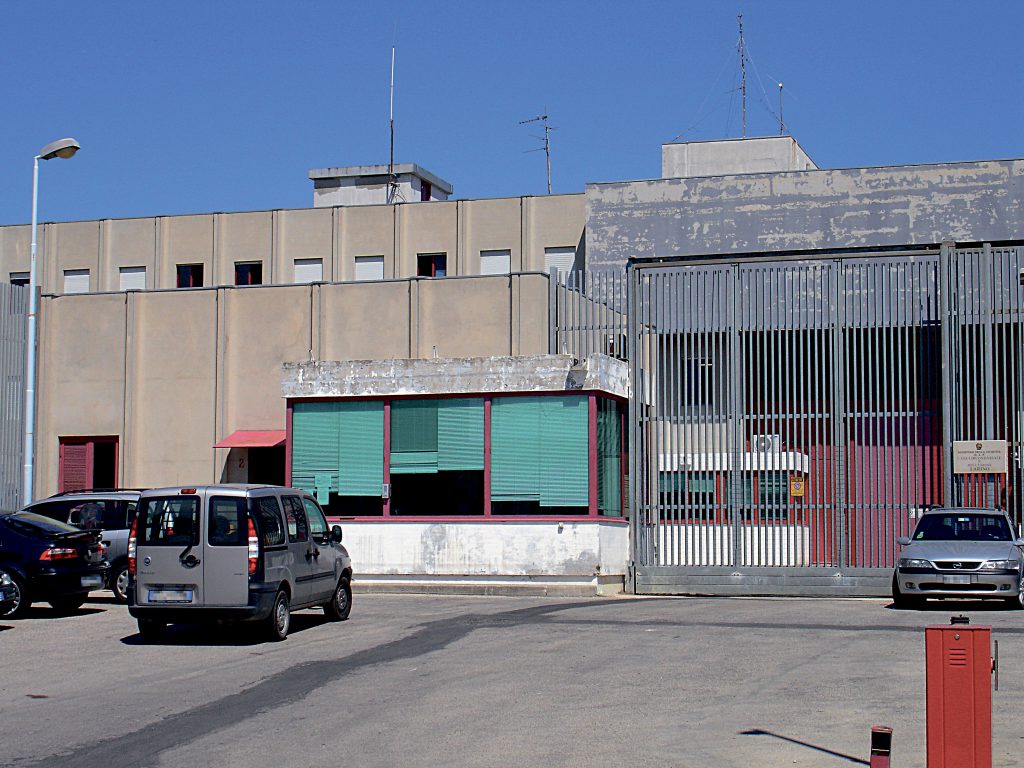 Larino, mini-cellulare occultato in cella: detenuto straniero denunciato dalla Penitenziaria