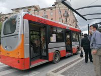 «Metti la mascherina negro», alunno di 10 anni insultato dal conducente dell’autobus