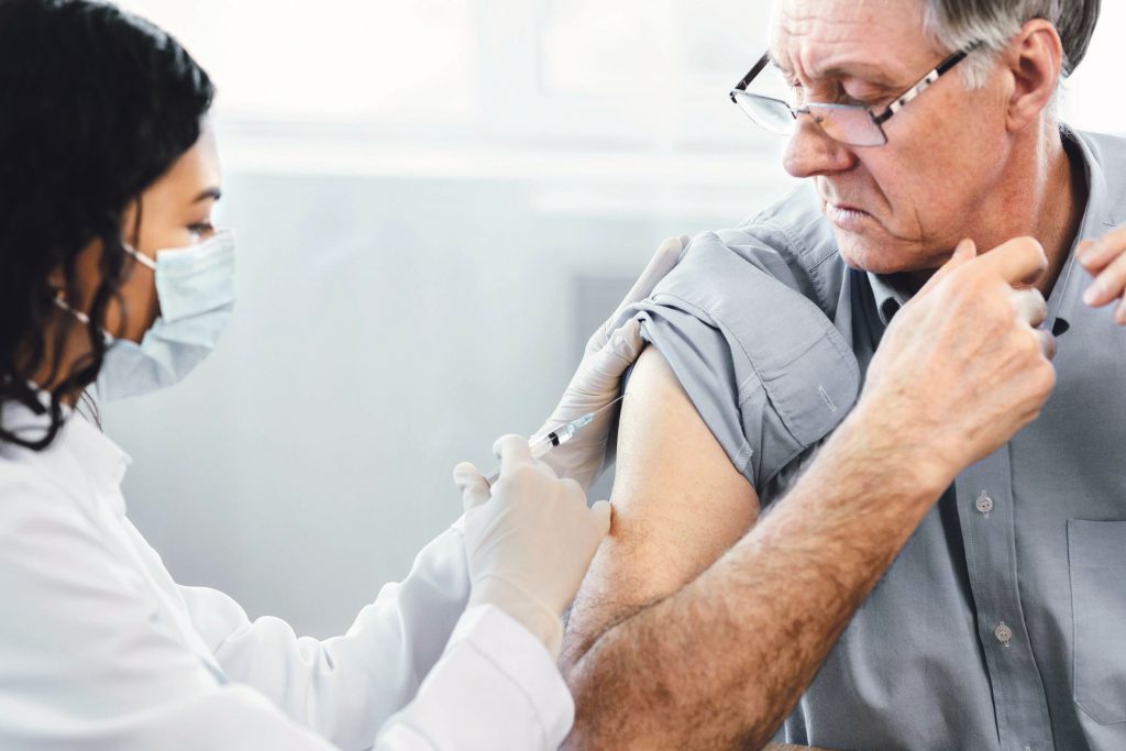Più vaccinati per l’influenza, meno morti causa Covid: lo studio che apre spiragli