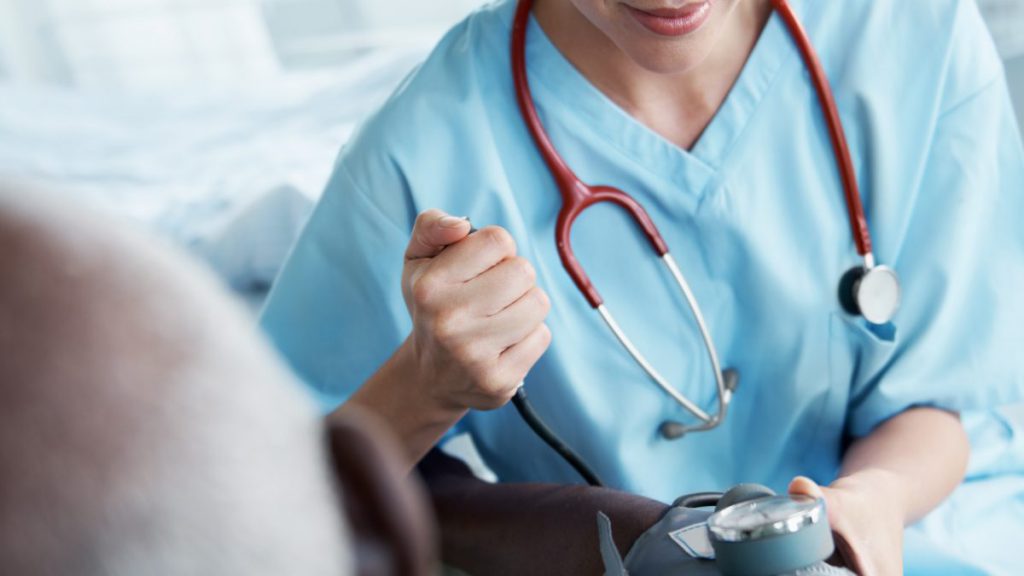 Accanto alle persone nei momenti più difficili, un’Oss a partita Iva racconta: noi siamo questo