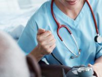 Accanto alle persone nei momenti più difficili, un’Oss a partita Iva racconta: noi siamo questo