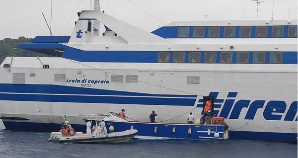 Si ferma in alto mare, soccorsa la Tirrenia