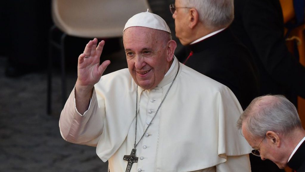 Il Papa benedice gli operai Gam, dono da 10mila euro: andrà ai figli