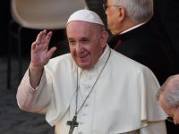 Il Papa benedice gli operai Gam, dono da 10mila euro: andrà ai figli