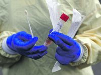 Un’altra vittima del Covid, aumentano i ricoveri e ci sono 27 positivi