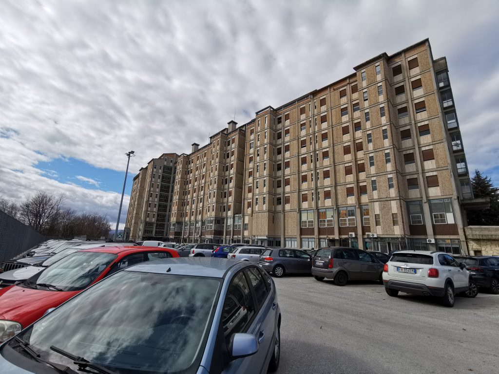 Le mani del Covid sulla sanità: nove positivi al Cardarelli, sanificato il blocco operatorio