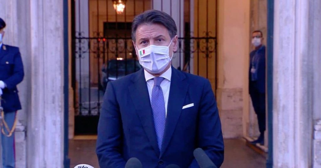 Mascherine obbligatorie sempre, «anche a casa con gli ospiti»