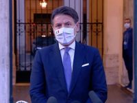 Mascherine obbligatorie sempre, «anche a casa con gli ospiti»