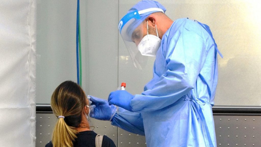 Test anche di notte e nei festivi, l’azienda sanitaria avvia una call interna