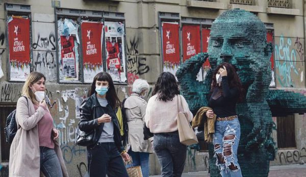 Coronavirus Covid 19: ragazzi con la mascherina all'esterno dell'univeritÃ  di Torino. Torino 09 ottobre 2020 ANSA/TINO ROMANO