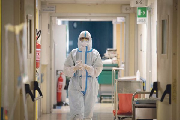 Personale sanitario allÂ’interno del reparto pneumatologico Covid-19 dellÂ’ospedale San Filippo Neri. Roma, 29 ottobre 2020
ANSA/MASSIMO PERCOSSI