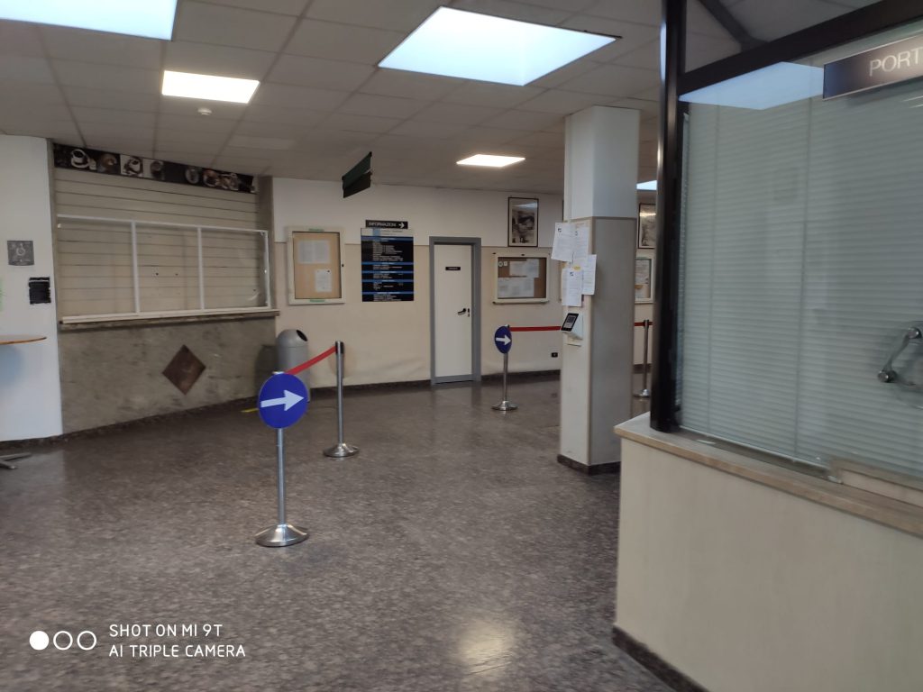 Chiuso il bar dell’ospedale Caracciolo, lo scontro politico corre sui social