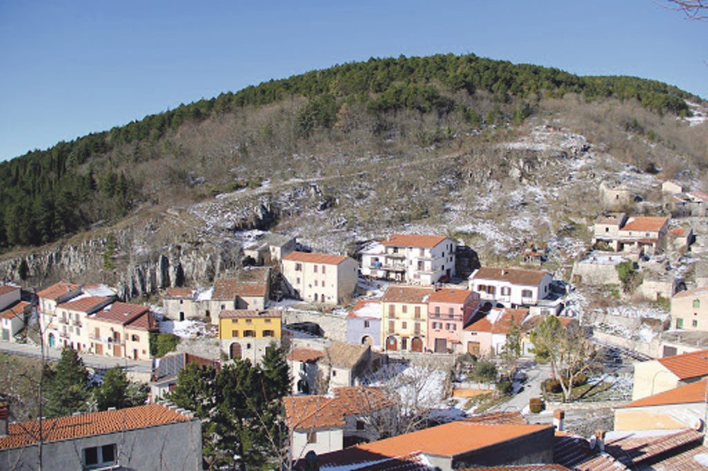 Migrante soccorso dal 118 a Santa Maria del Molise: in visita ai connazionali, era a terra con ferite al volto