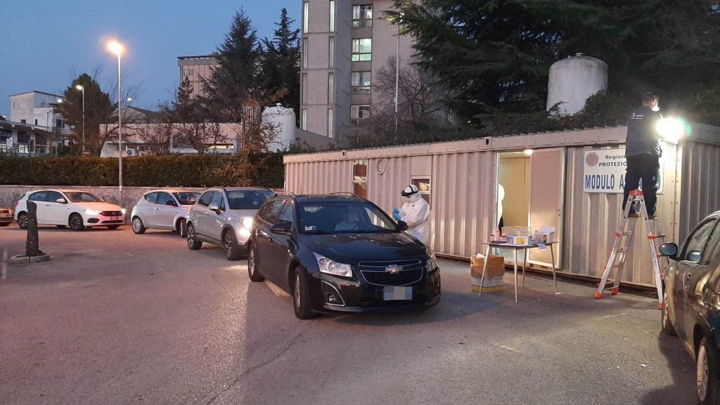 ‘Drive in’ al Veneziale, primi cento tamponi e qualche ‘imbucato’