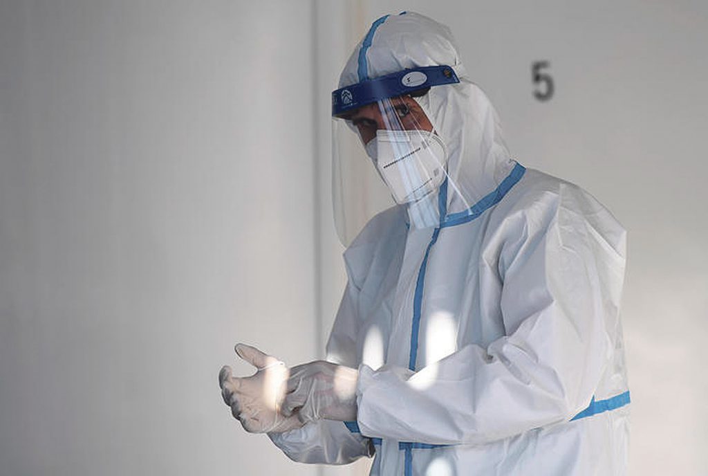 Health worker wearing overalls and protective mask performs rapid antigen tests for COVID-19 in a medical office, Rome, Italy, 17 November 2020. Italy fights with the second wave of pandemic of the SARS-CoV-2 coronavirus which causes the Covid-19 disease. ANSA / ETTORE FERRARI