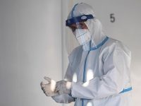 Health worker wearing overalls and protective mask performs rapid antigen tests for COVID-19 in a medical office, Rome, Italy, 17 November 2020. Italy fights with the second wave of pandemic of the SARS-CoV-2 coronavirus which causes the Covid-19 disease. ANSA / ETTORE FERRARI