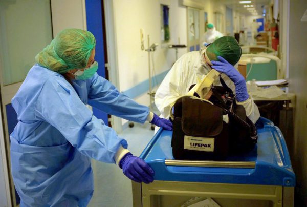 Sconforto, impotenza, stanchezza e paura ma anche tanta forza e il coraggio che si infondono l'un con l'altro convinti di farcela, di vedere la fine di questa emergenza salvando il più possibile vite umane. Sono questi i sentimenti degli infermieri del reparto di terapia intensiva dell'ospedale di Cremona, dove da oramai tre settimane si sta lottando contro il tempo per curare i pazienti in gravi condizioni per il Coronavirus: mai un riposo, ogni giorno in "trincea".
ANSA/UFFICIO STAMPA OSPEDALE CREMONA