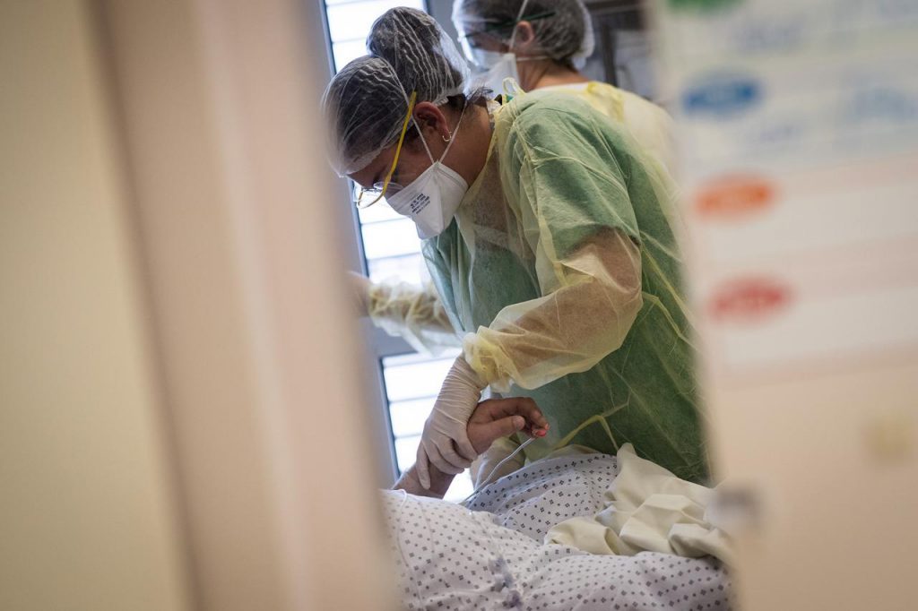 Portato via dal Covid in dieci giorni, «la disperazione di mio padre ci tormenta»