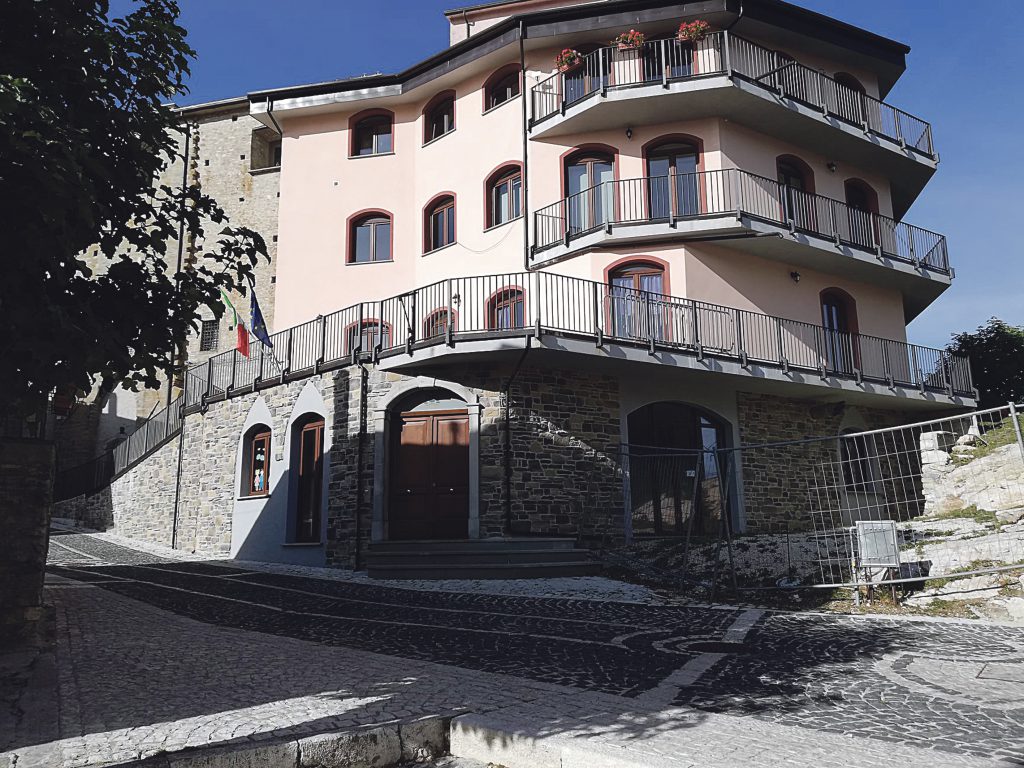 Capracotta, per fermare il virus il sindaco Paglione chiude scuole e bar