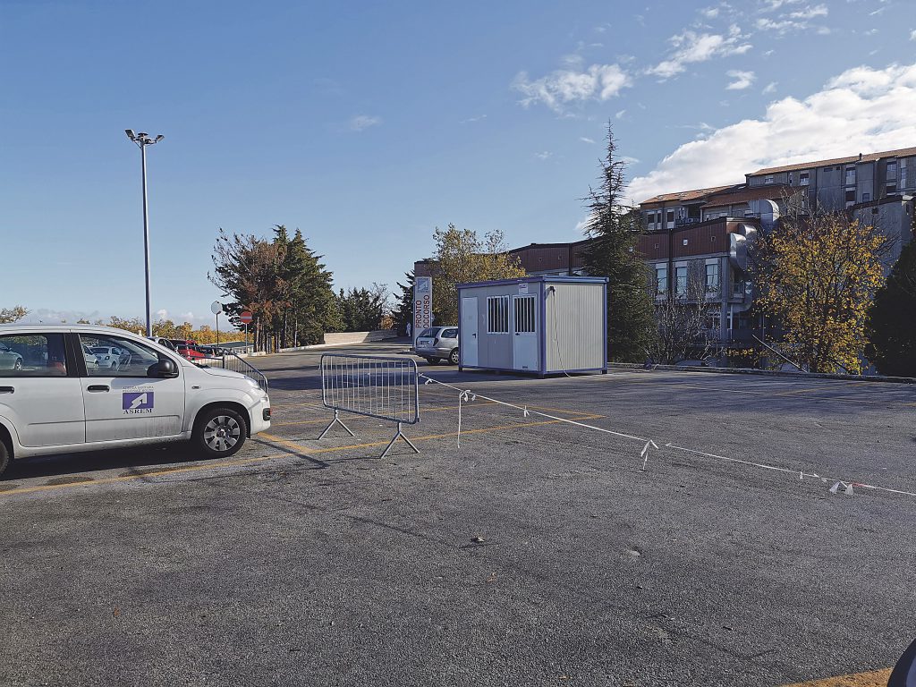 Consegnati tre bancali d’acqua per i pazienti dei reparti Covid