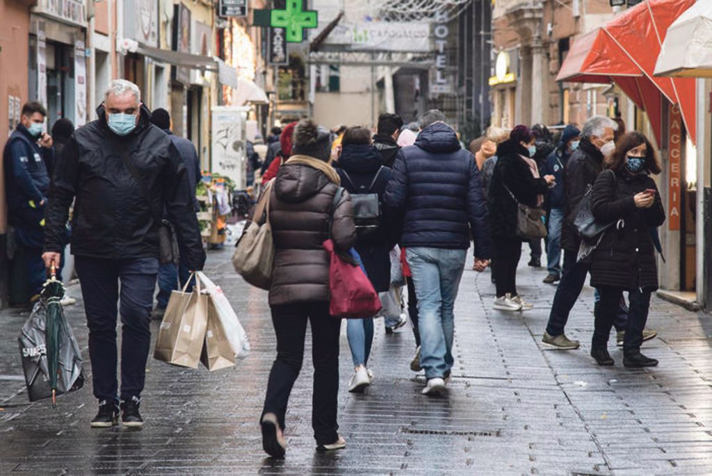 Complice la brutta giornata poche le code in occasione  del Black Friday,  dove si offrono merci a prezzi scontatissimi. Genova, 27 novembre 2020. ANSA/LUCA ZENNARO