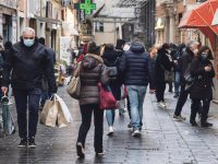 Complice la brutta giornata poche le code in occasione  del Black Friday,  dove si offrono merci a prezzi scontatissimi. Genova, 27 novembre 2020. ANSA/LUCA ZENNARO